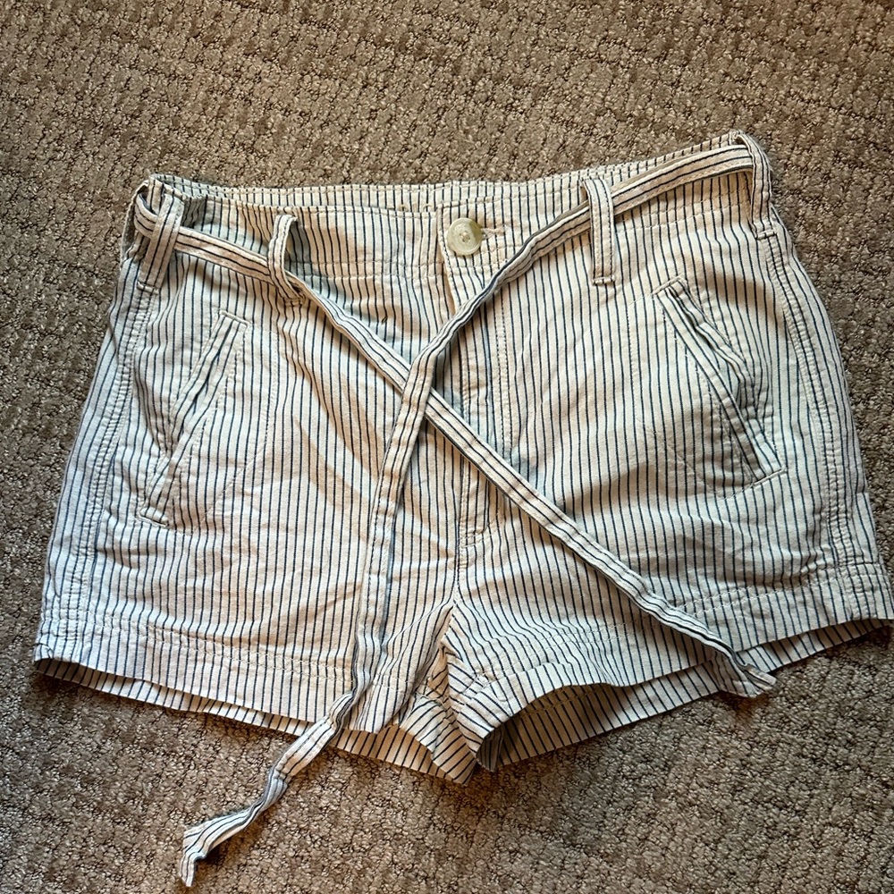 Size 2 American Eagle shorts. Worn once.